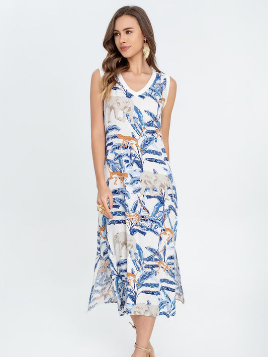 Vestido estampado tropical con animales en tonos azules y beige, escote en V sin mangas, corte fluido elegante con abertura lateral y tejido ligero ideal para verano