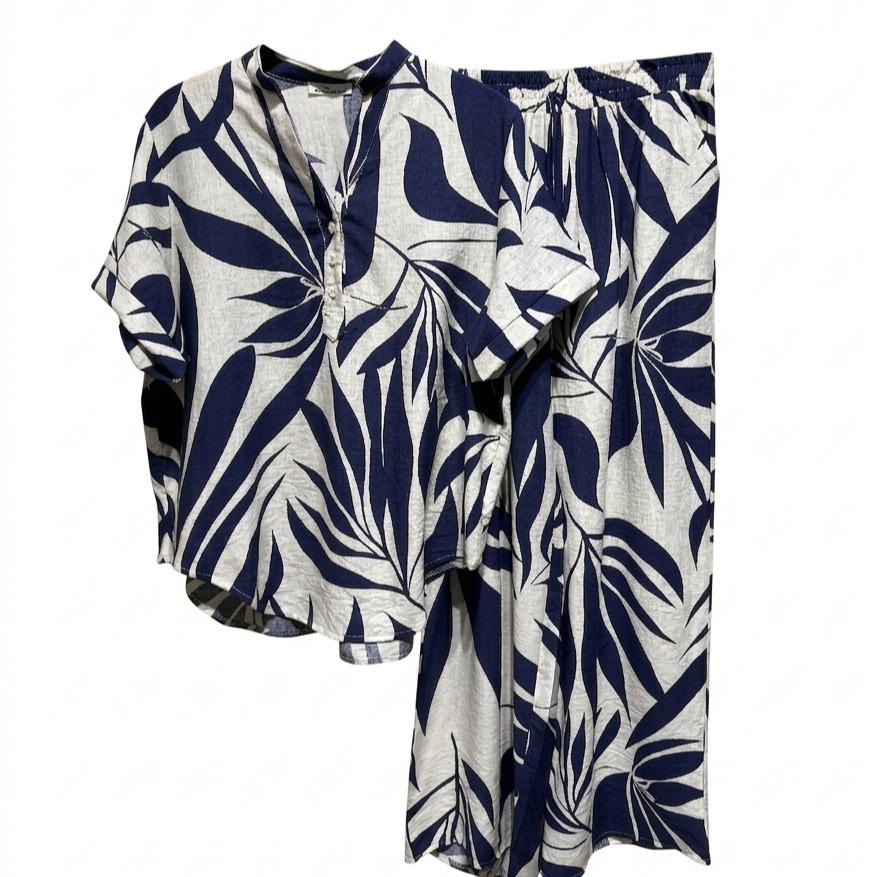 Conjunto de dos piezas fluido estampado de hojas tropicales con camisa de manga corta abotonada y pantalón largo de pernera amplia con cintura elástica