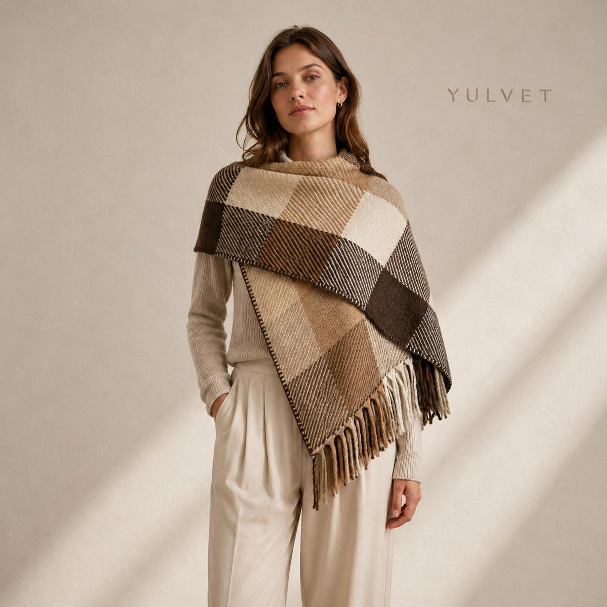 YULVET Pañuelo Triangular para Mujer de con Flecos en un Solo Lado, Bufanda Suave de Diseño Asimétrico y Caída Natural para Llevar al Cuello o como Chal sobre los Hombros