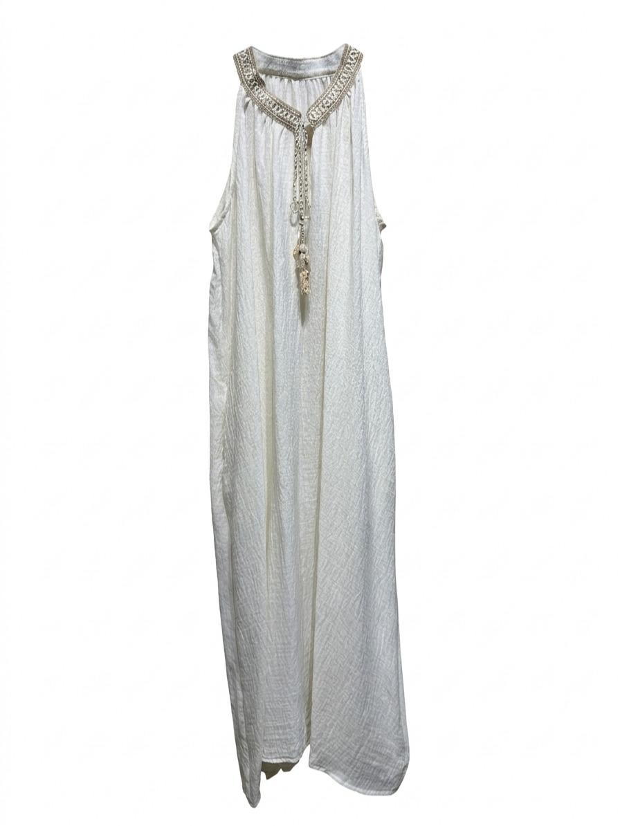Vestido fluido con cuello halter decorado y detalle de lazo con borlas, corte amplio estilo boho elegante y tejido ligero ideal para verano