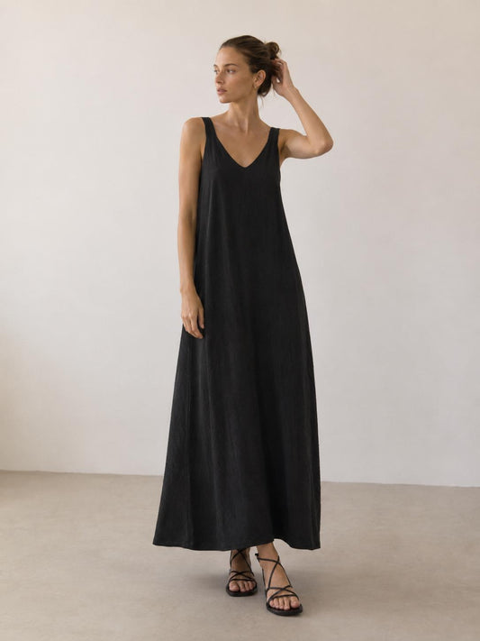 Vestido largo fluido YULVET de tirantes anchos con escote en pico y caída amplia efecto evasé