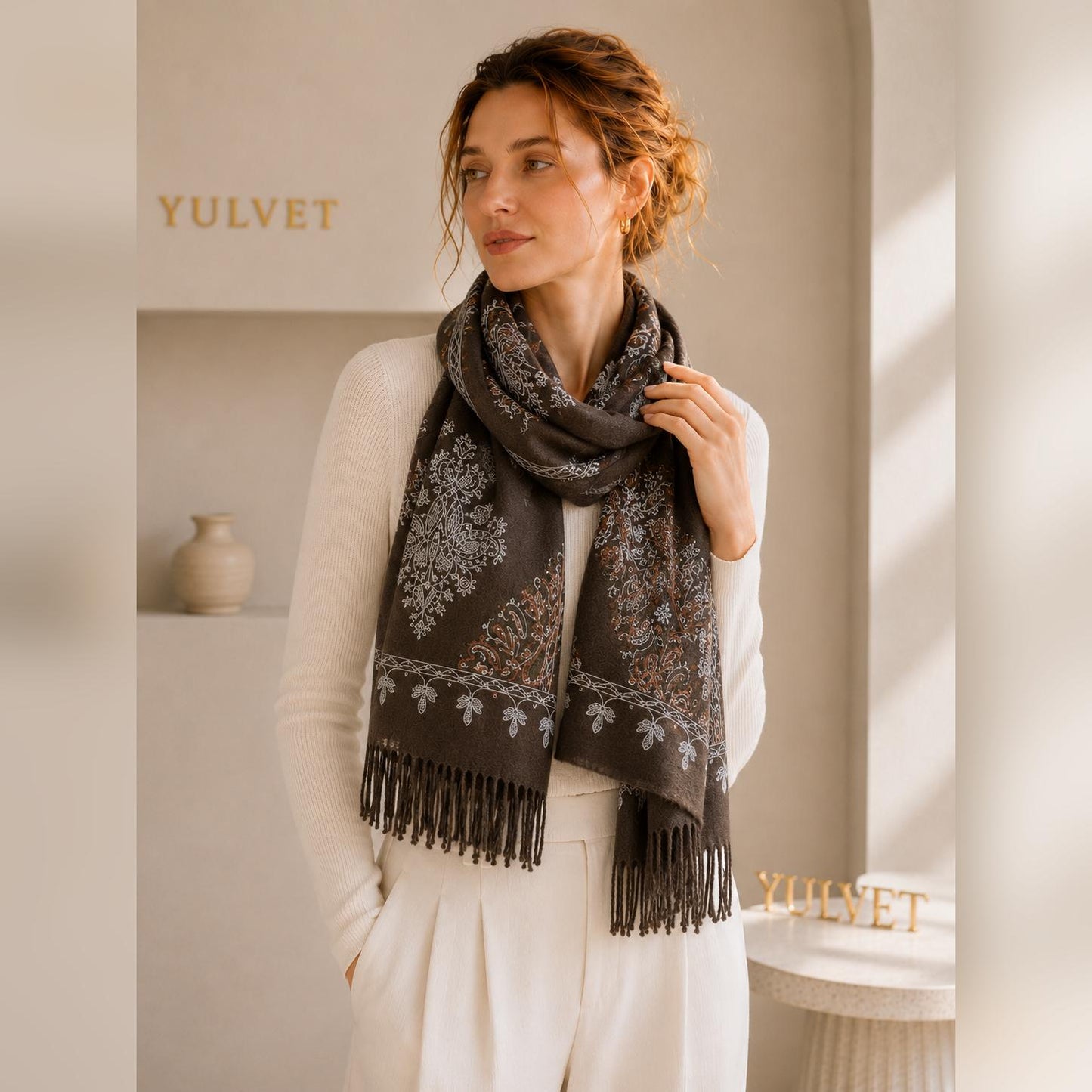 YULVET Bufanda de punto suave con estampado ornamental tipo jacquard, acabado elegante con flecos y diseño versátil para otoño e invierno