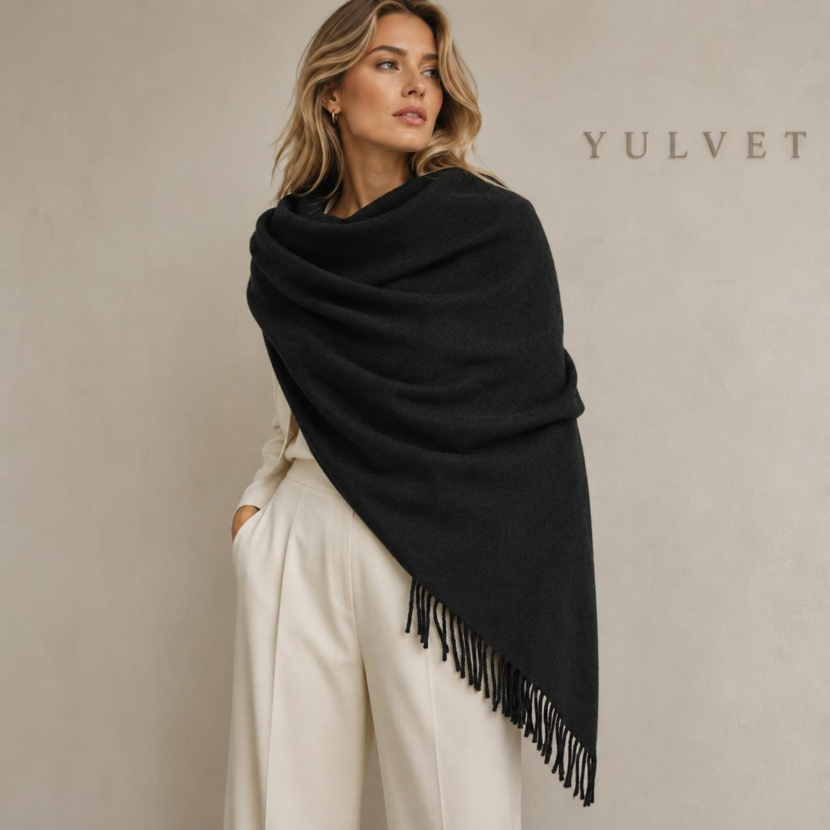 YULVET Pañuelo Triangular para Mujer de con Flecos en un Solo Lado, Bufanda Suave de Diseño Asimétrico y Caída Natural para Llevar al Cuello o como Chal sobre los Hombros