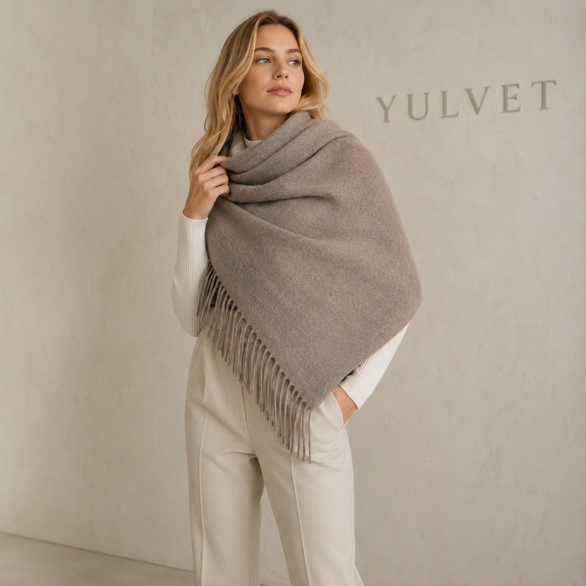YULVET Pañuelo Triangular para Mujer de con Flecos en un Solo Lado, Bufanda Suave de Diseño Asimétrico y Caída Natural para Llevar al Cuello o como Chal sobre los Hombros