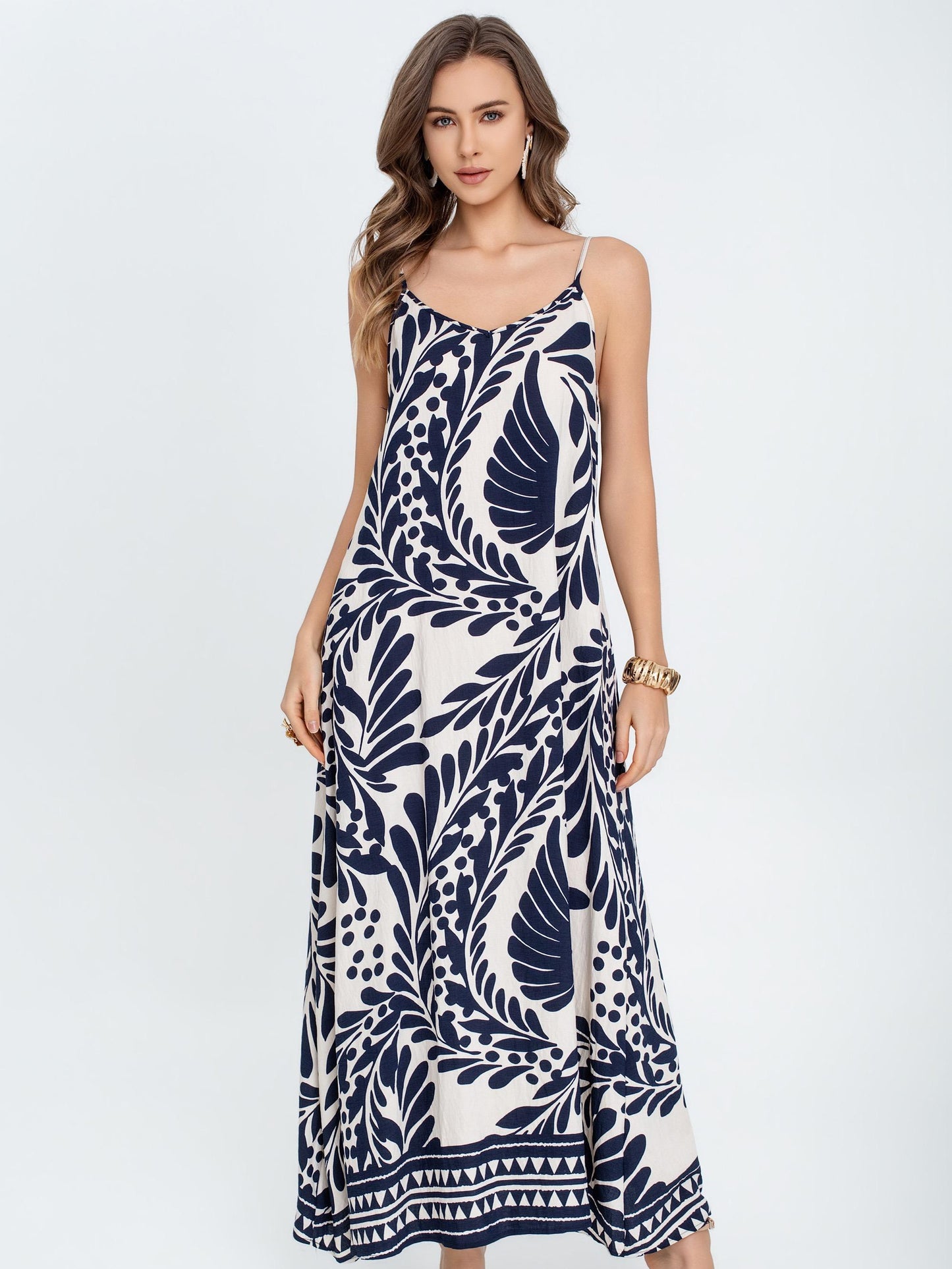 Vestido largo estampado hojas azul marino con tirantes finos, corte amplio fluido estilo boho elegante y tejido ligero ideal para verano