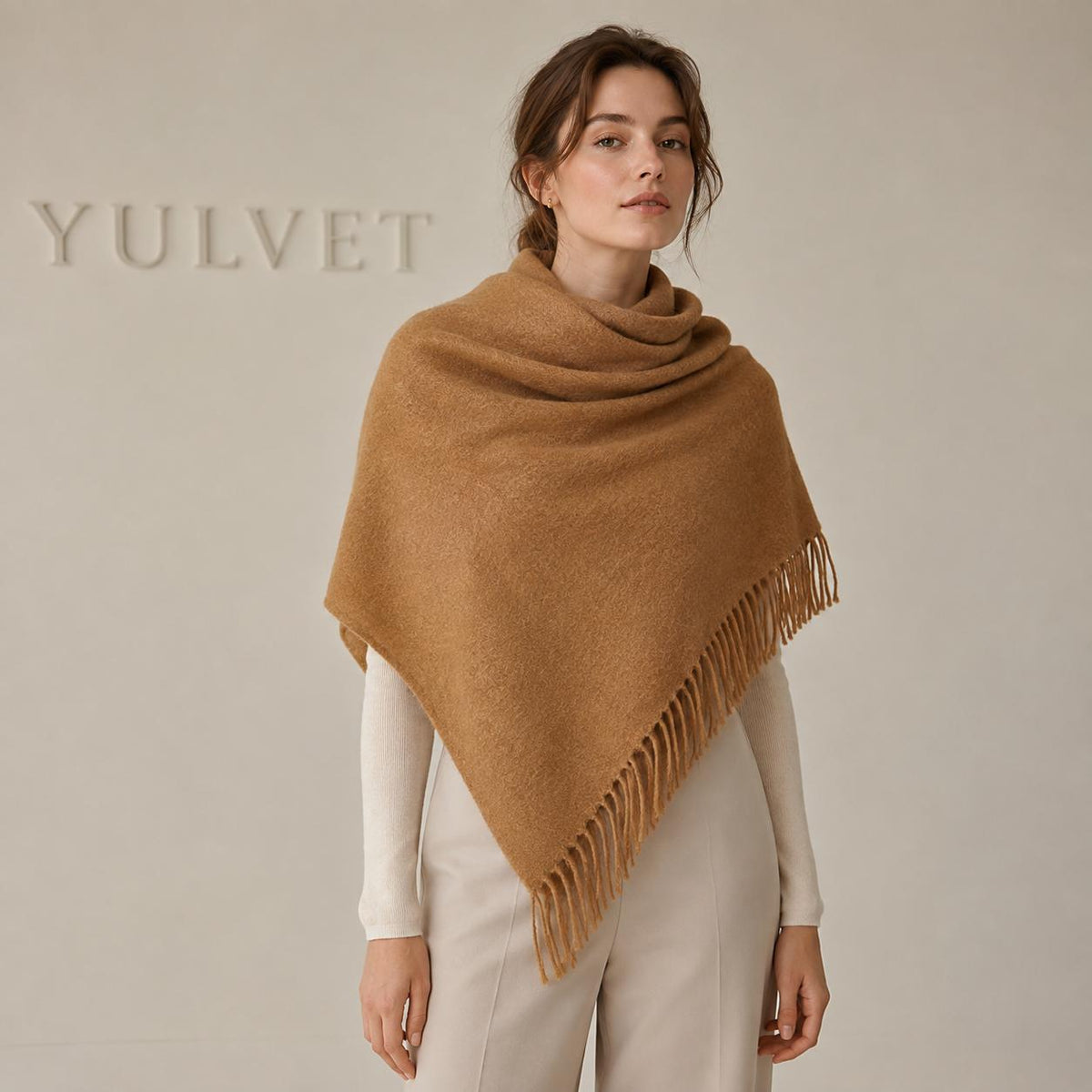 YULVET Pañuelo Triangular para Mujer de con Flecos en un Solo Lado, Bufanda Suave de Diseño Asimétrico y Caída Natural para Llevar al Cuello o como Chal sobre los Hombros