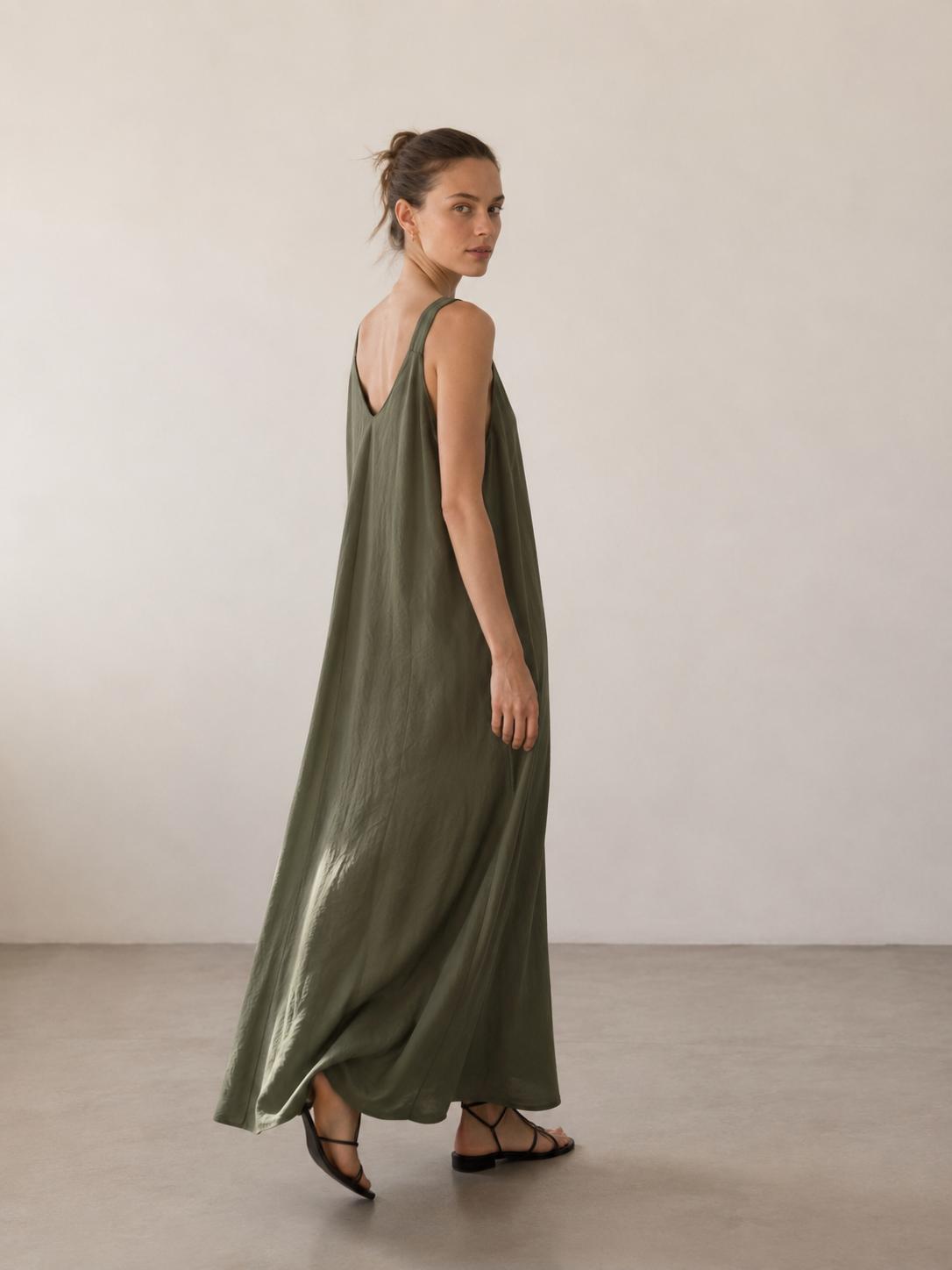 Vestido largo fluido YULVET de tirantes anchos con escote en pico y caída amplia efecto evasé