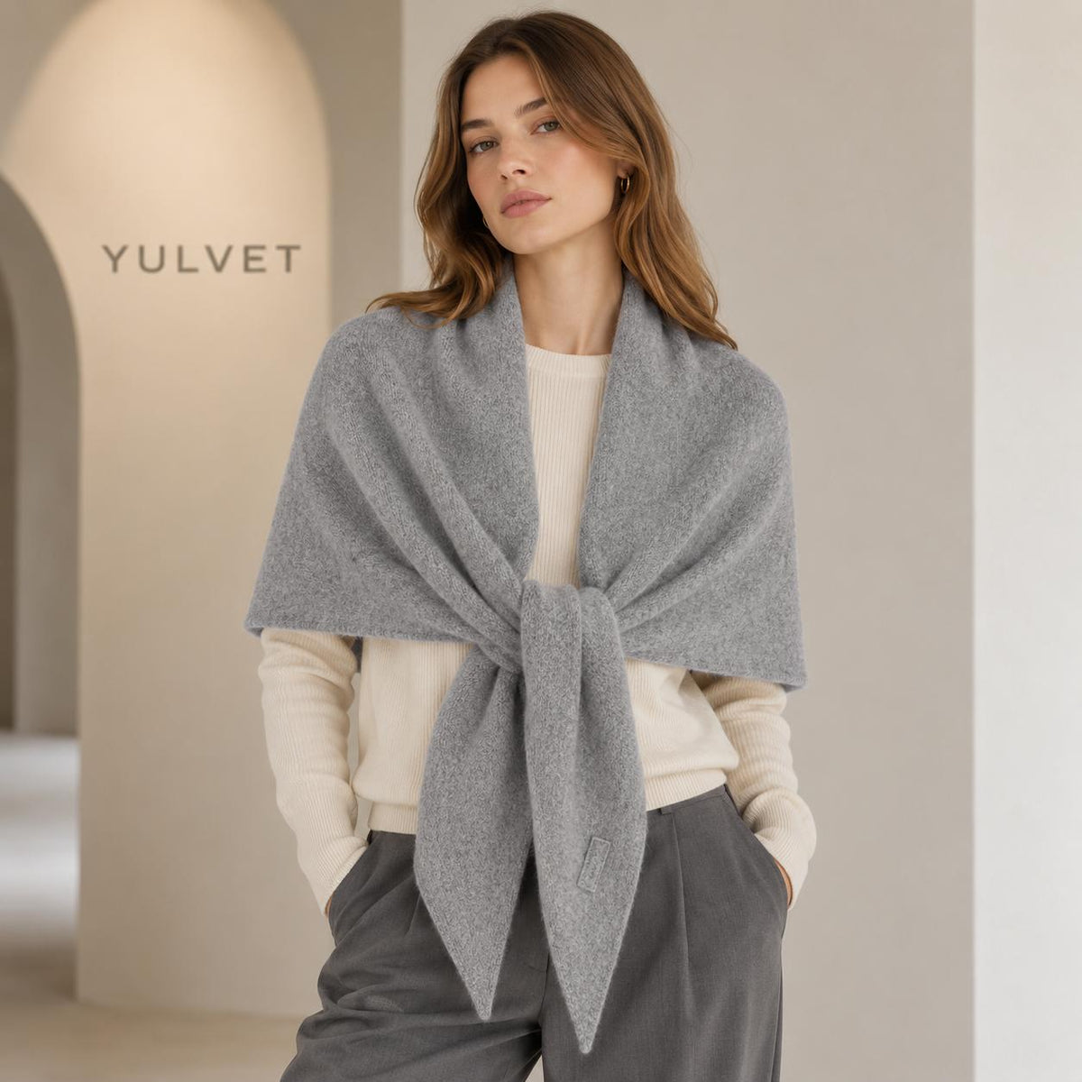 YULVET Chal Triangular para Mujer de 100% Poliéster con Abertura Pasante y Puntas Alargadas, Textura Suave y Caída Natural, Pañuelo Envolvente Versátil para Llevar como Bufanda o Estola