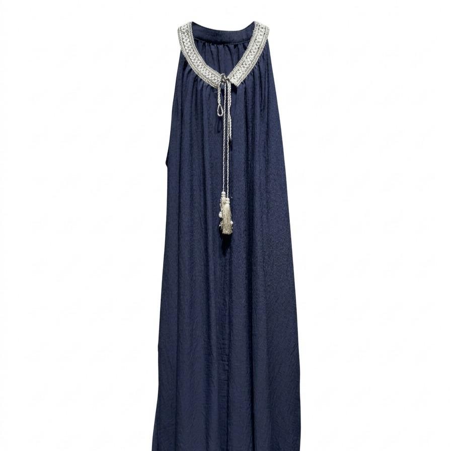 Vestido fluido con cuello halter decorado y detalle de lazo con borlas, corte amplio estilo boho elegante y tejido ligero ideal para verano