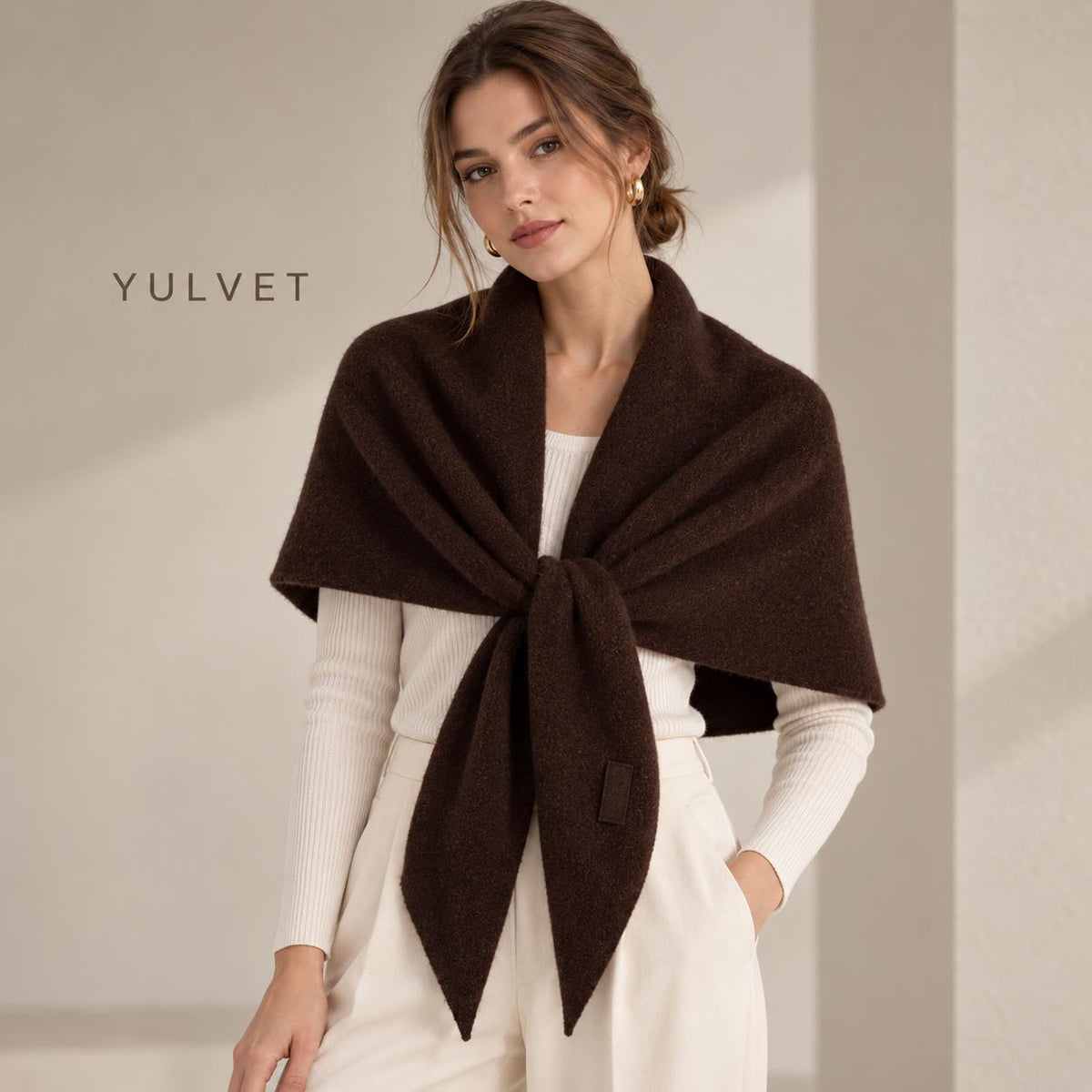 YULVET Chal Triangular para Mujer de 100% Poliéster con Abertura Pasante y Puntas Alargadas, Textura Suave y Caída Natural, Pañuelo Envolvente Versátil para Llevar como Bufanda o Estola