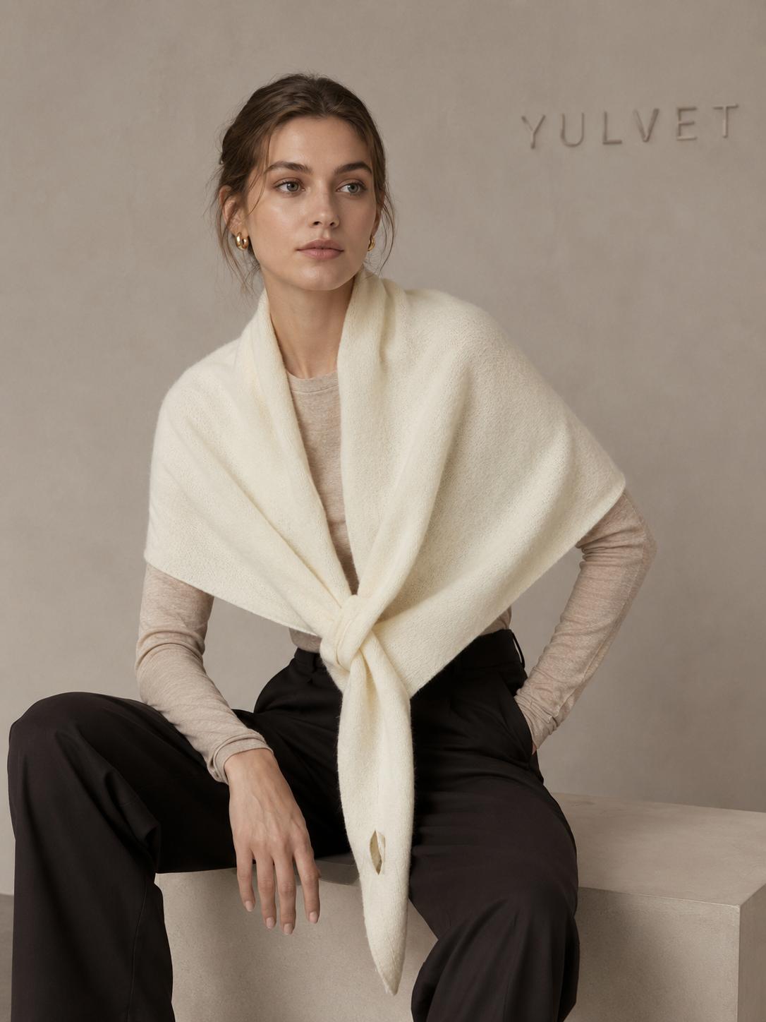 YULVET Chal Triangular para Mujer de 100% Poliéster con Abertura Pasante y Puntas Alargadas, Textura Suave y Caída Natural, Pañuelo Envolvente Versátil para Llevar como Bufanda o Estola