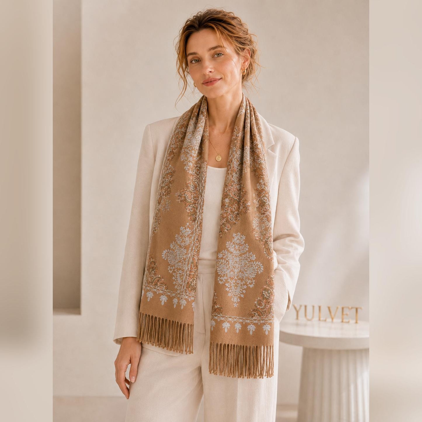 YULVET Bufanda de punto suave con estampado ornamental tipo jacquard, acabado elegante con flecos y diseño versátil para otoño e invierno