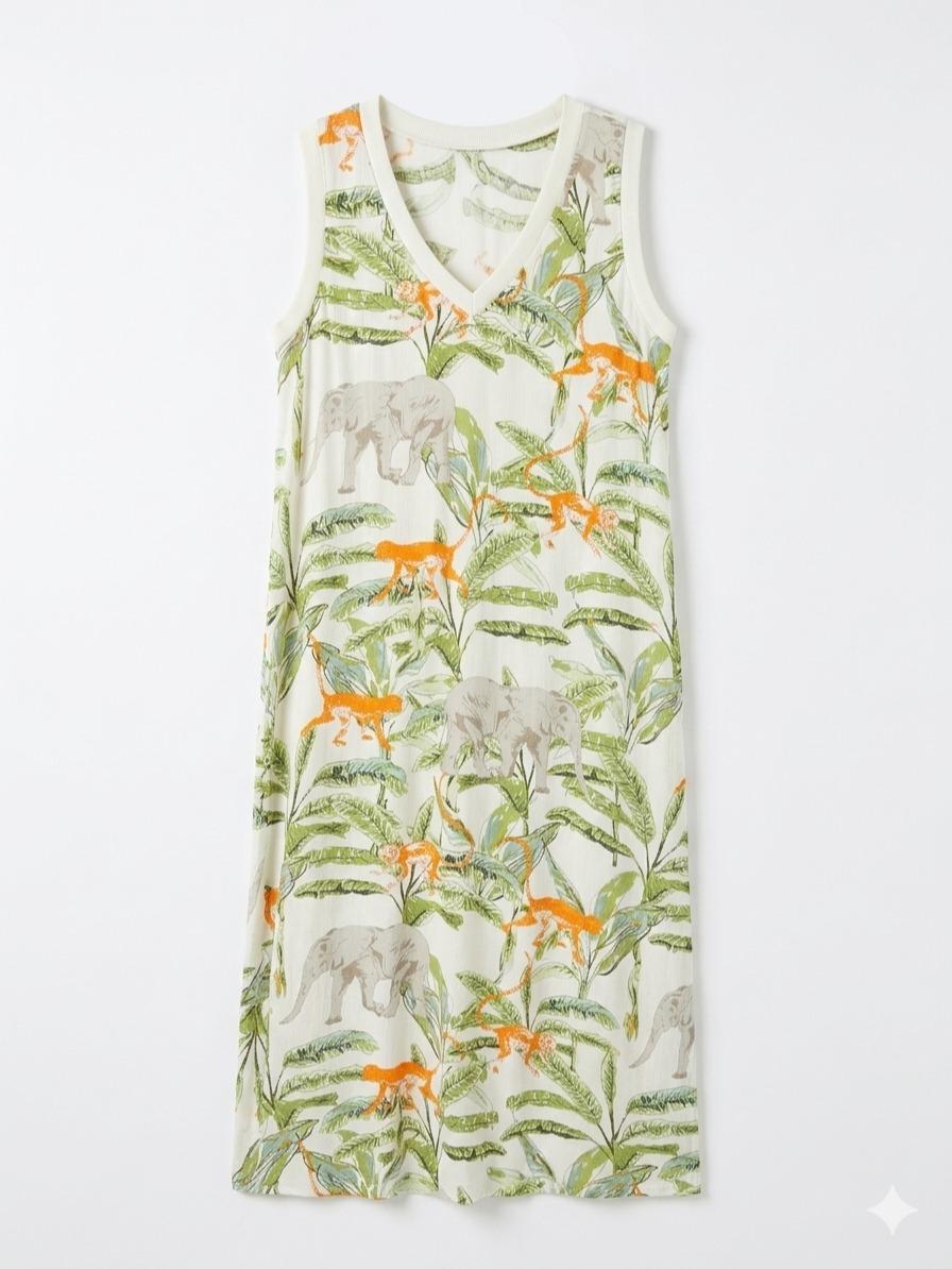 Vestido estampado tropical con animales en tonos azules y beige, escote en V sin mangas, corte fluido elegante con abertura lateral y tejido ligero ideal para verano
