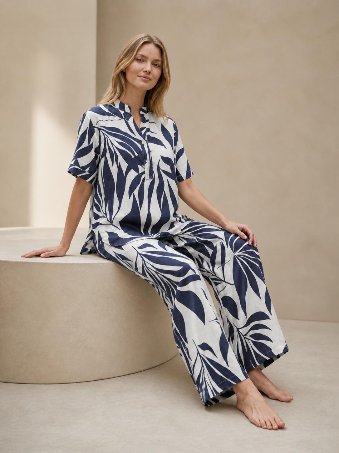 Conjunto de dos piezas fluido estampado de hojas tropicales con camisa de manga corta abotonada y pantalón largo de pernera amplia con cintura elástica