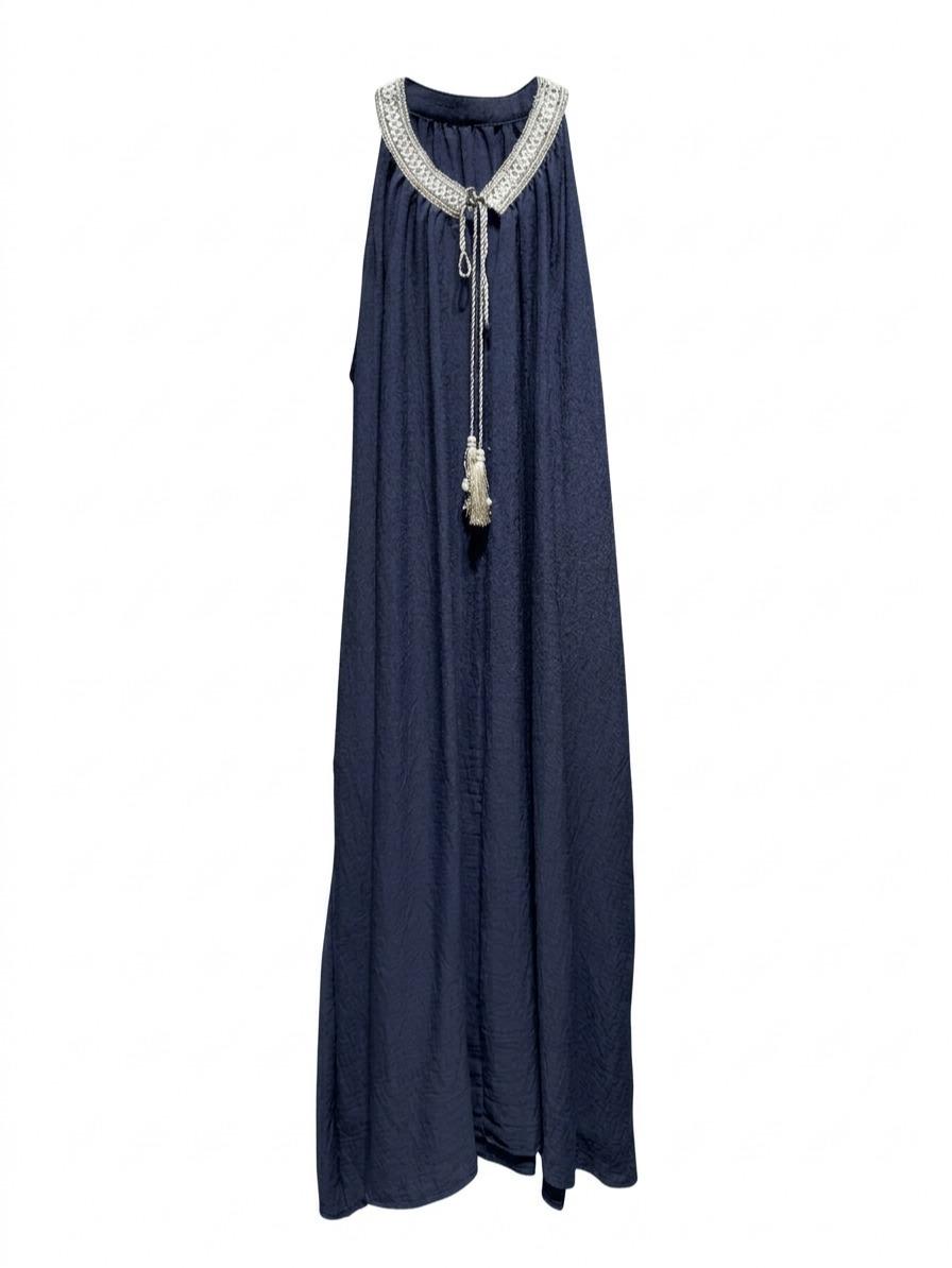 Vestido fluido con cuello halter decorado y detalle de lazo con borlas, corte amplio estilo boho elegante y tejido ligero ideal para verano
