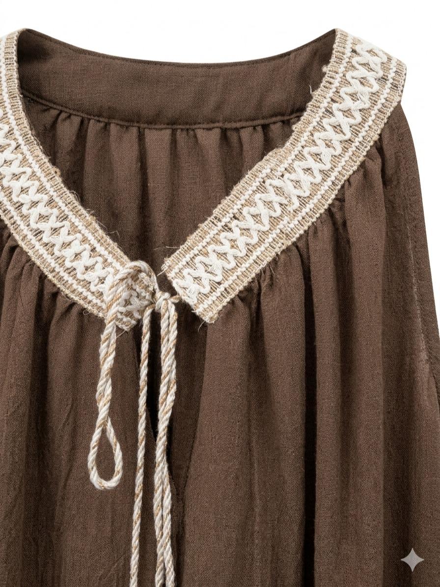 Vestido fluido con cuello halter decorado y detalle de lazo con borlas, corte amplio estilo boho elegante y tejido ligero ideal para verano
