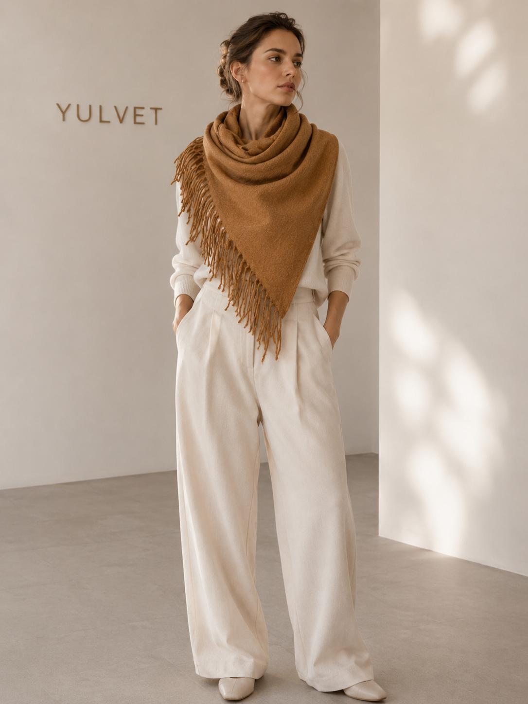 YULVET Pañuelo Triangular para Mujer de con Flecos en un Solo Lado, Bufanda Suave de Diseño Asimétrico y Caída Natural para Llevar al Cuello o como Chal sobre los Hombros