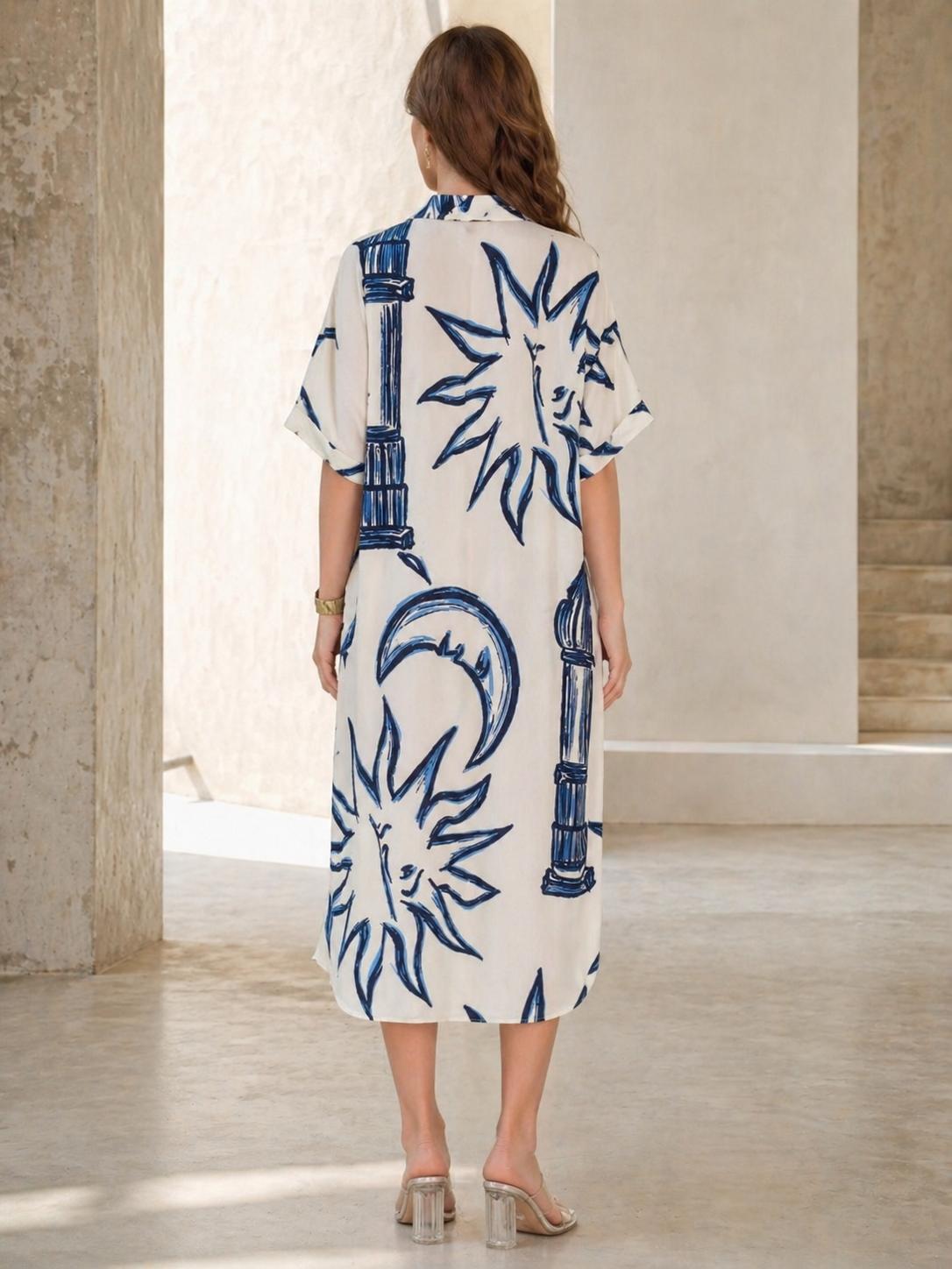 Vestido oversize estampado abstracto azul con cuello camisero y escote en V, manga corta amplia y bolsillos laterales, diseño fluido y elegante con tejido ligero y transpirable ideal para verano, look moderno y versátil perfecto para día a día