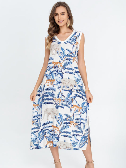 Vestido estampado tropical con animales en tonos azules y beige, escote en V sin mangas, corte fluido elegante con abertura lateral y tejido ligero ideal para verano