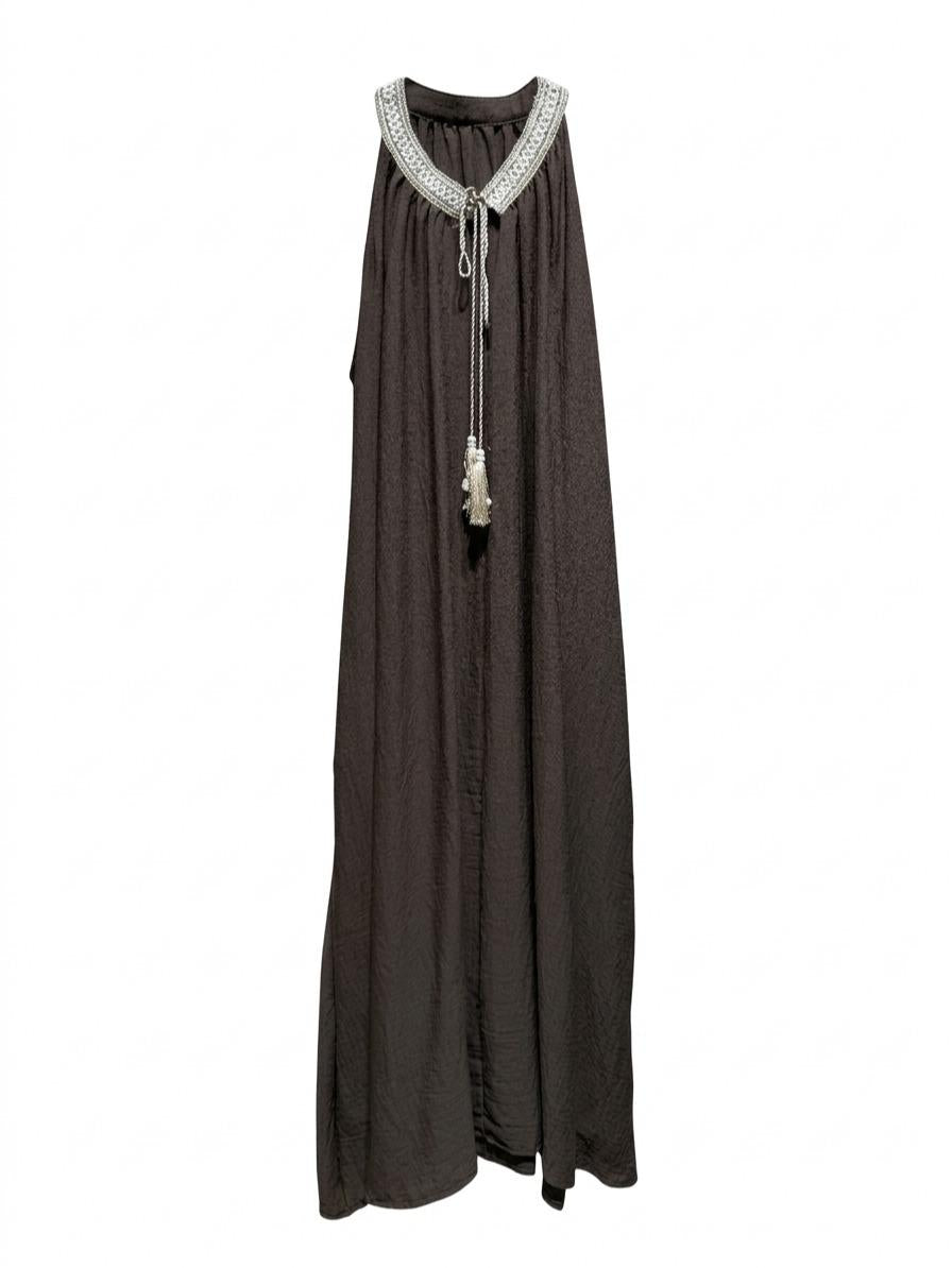 Vestido fluido con cuello halter decorado y detalle de lazo con borlas, corte amplio estilo boho elegante y tejido ligero ideal para verano