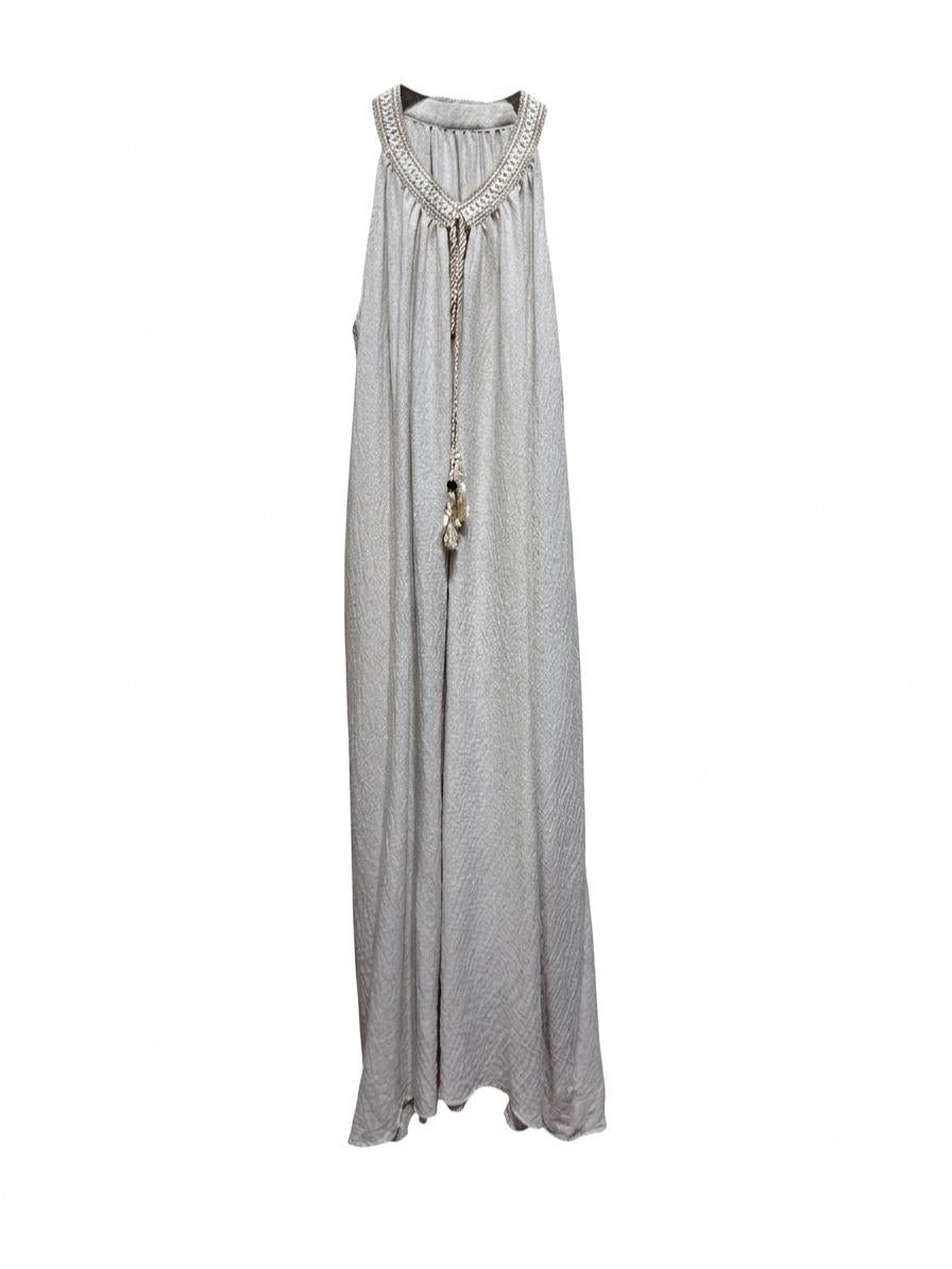 Vestido fluido con cuello halter decorado y detalle de lazo con borlas, corte amplio estilo boho elegante y tejido ligero ideal para verano