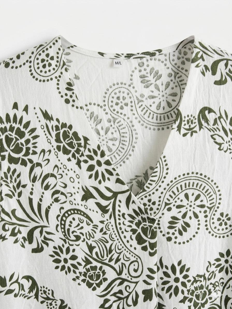 Vestido  estampado  estilo boho con escote en V, corte fluido y tejido ligero ideal para verano, diseño cómodo y elegante perfecto para looks casuales o vacaciones