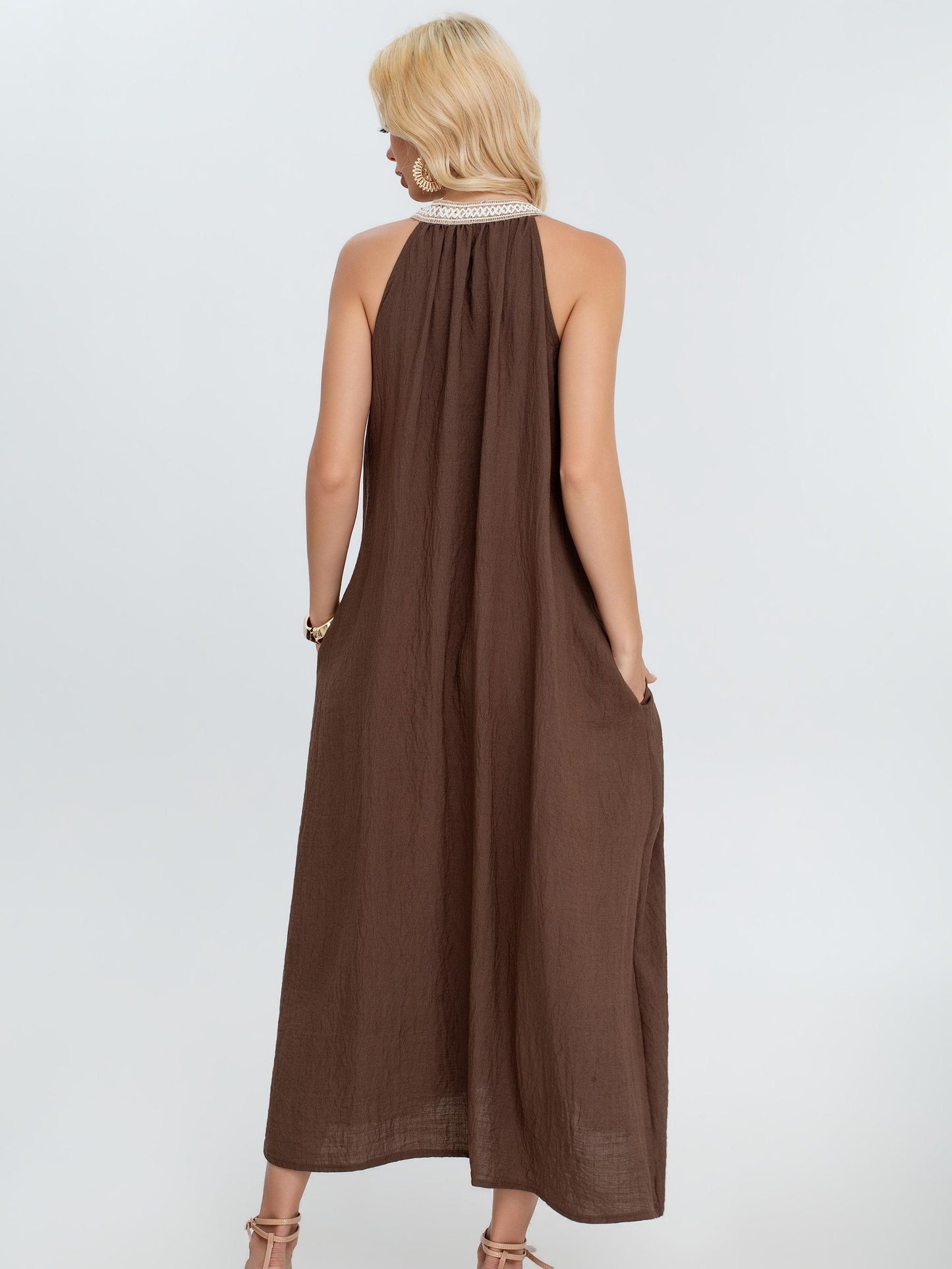 Vestido fluido con cuello halter decorado y detalle de lazo con borlas, corte amplio estilo boho elegante y tejido ligero ideal para verano