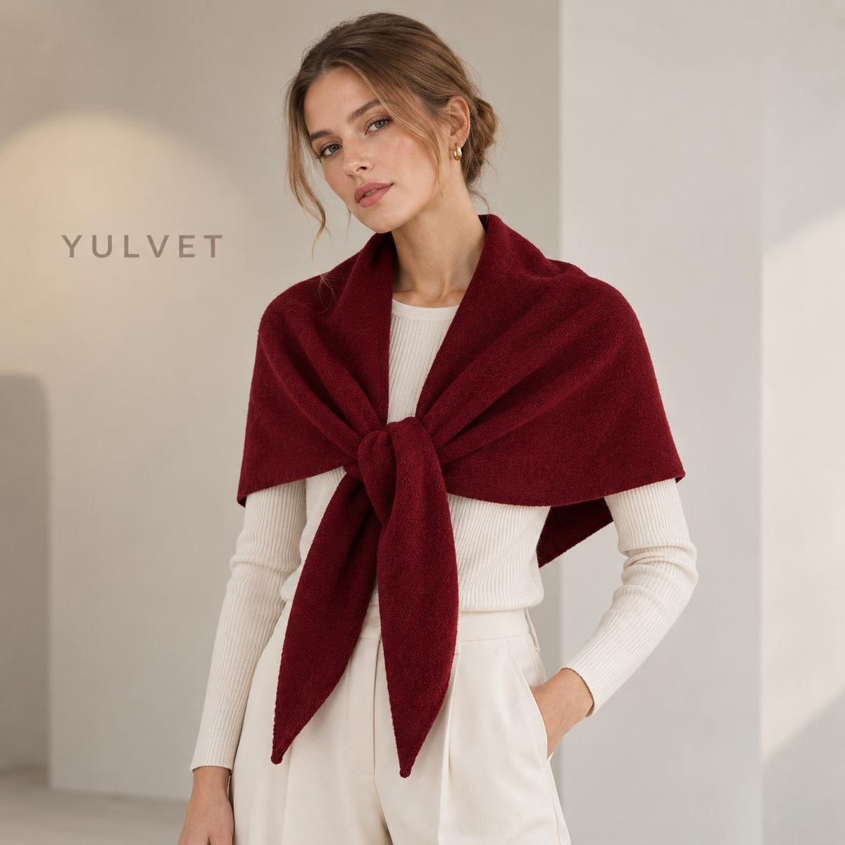 YULVET Chal Triangular para Mujer de 100% Poliéster con Abertura Pasante y Puntas Alargadas, Textura Suave y Caída Natural, Pañuelo Envolvente Versátil para Llevar como Bufanda o Estola