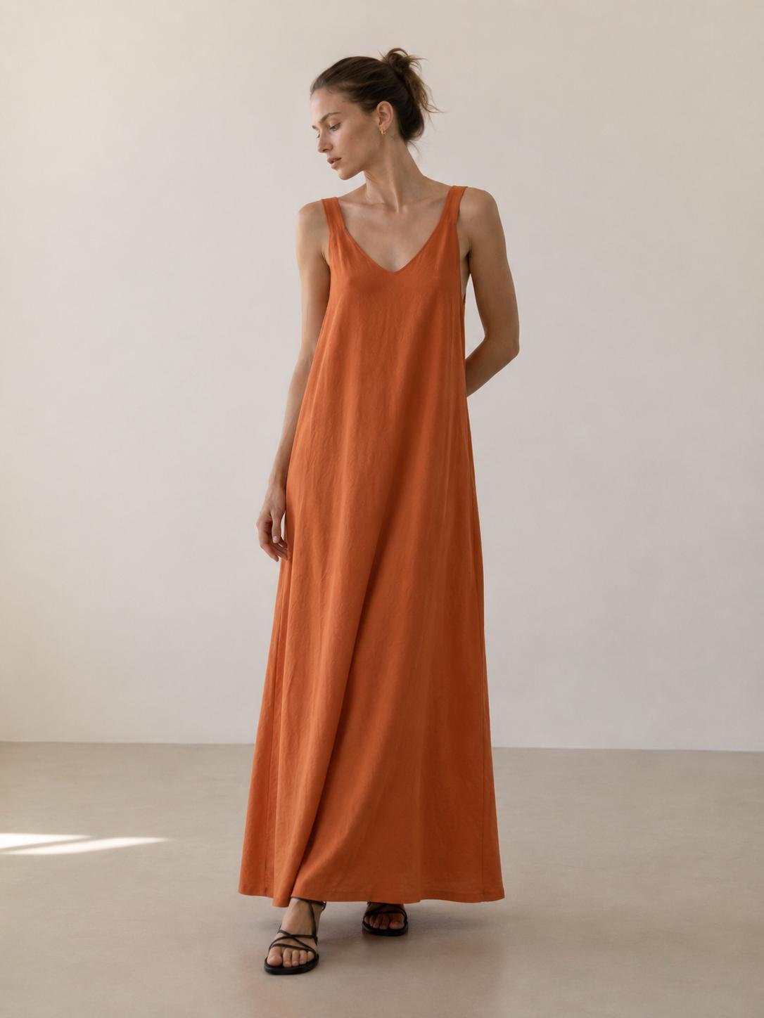Vestido largo fluido YULVET de tirantes anchos con escote en pico y caída amplia efecto evasé