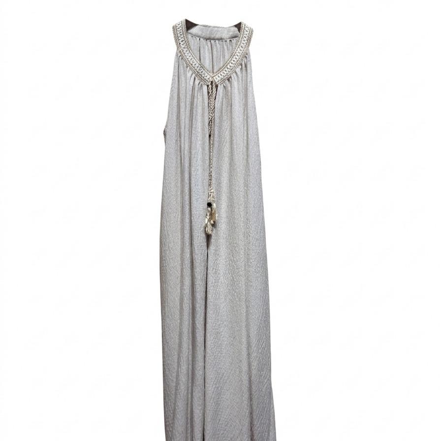 Vestido fluido con cuello halter decorado y detalle de lazo con borlas, corte amplio estilo boho elegante y tejido ligero ideal para verano