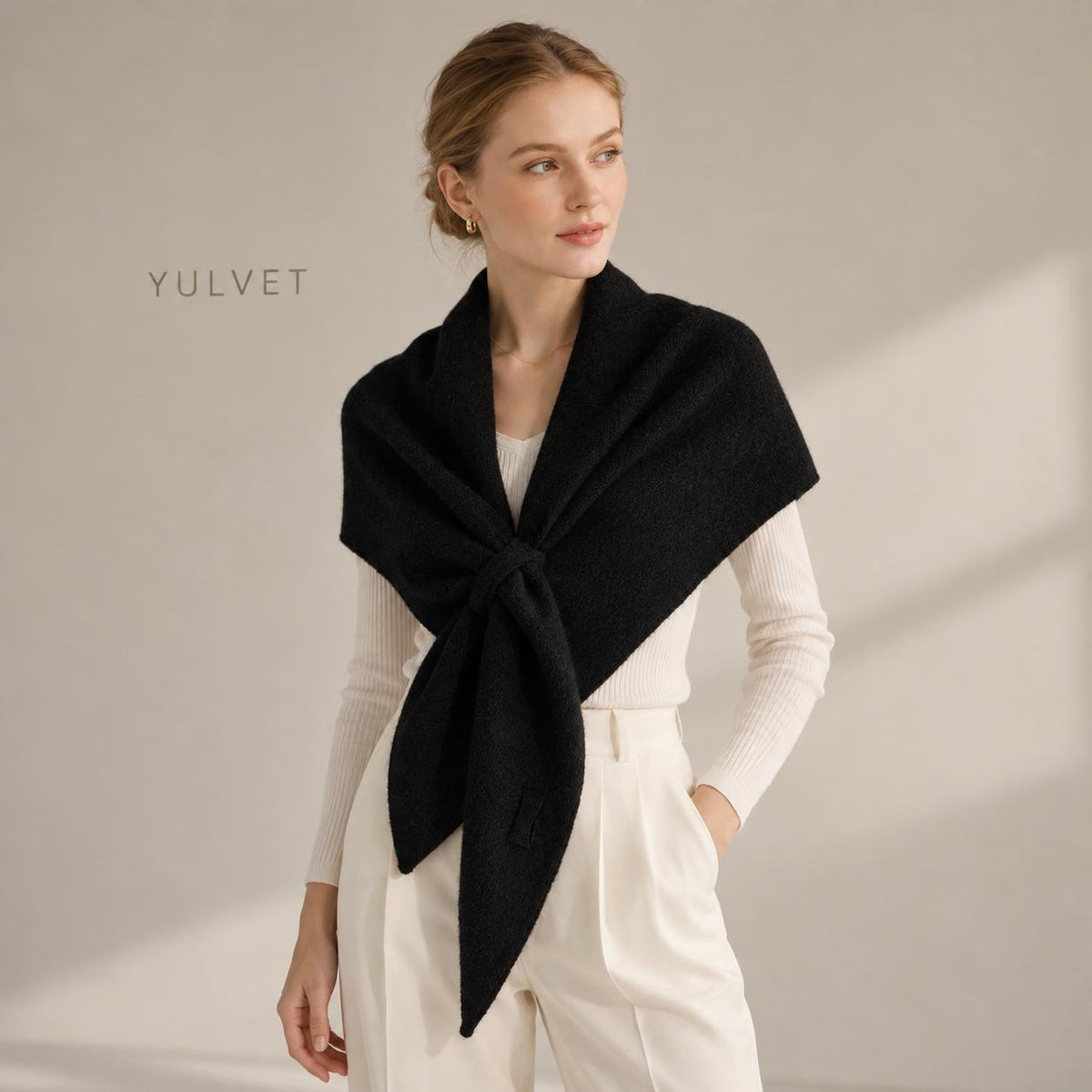 YULVET Chal Triangular para Mujer de 100% Poliéster con Abertura Pasante y Puntas Alargadas, Textura Suave y Caída Natural, Pañuelo Envolvente Versátil para Llevar como Bufanda o Estola