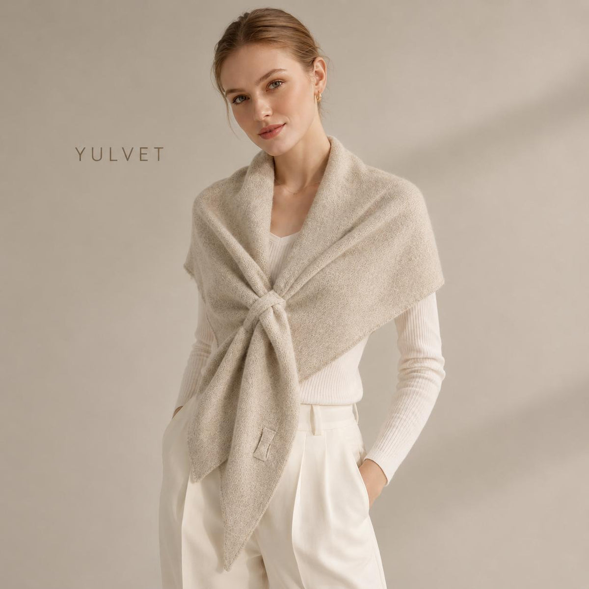 YULVET Chal Triangular para Mujer de 100% Poliéster con Abertura Pasante y Puntas Alargadas, Textura Suave y Caída Natural, Pañuelo Envolvente Versátil para Llevar como Bufanda o Estola