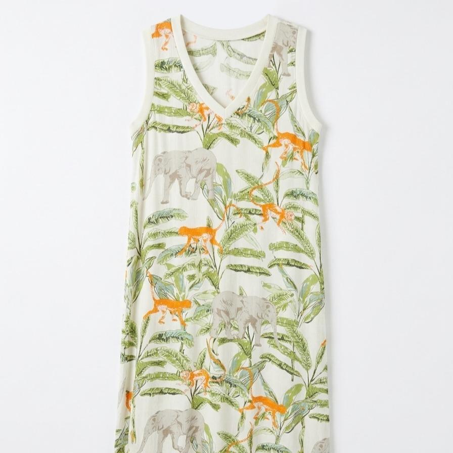 Vestido estampado tropical con animales en tonos azules y beige, escote en V sin mangas, corte fluido elegante con abertura lateral y tejido ligero ideal para verano