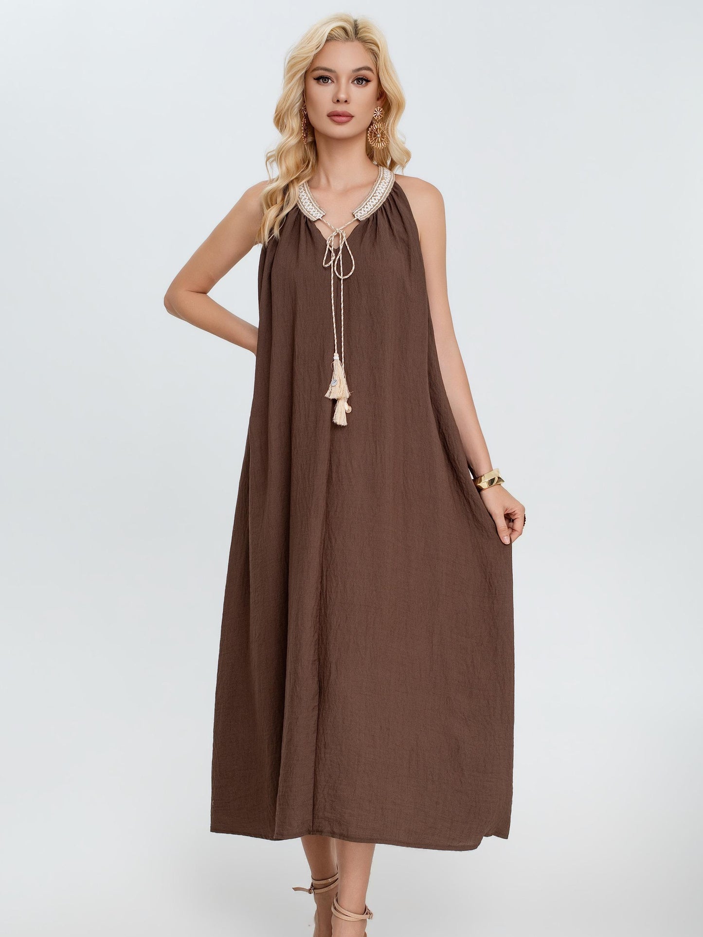 Vestido fluido con cuello halter decorado y detalle de lazo con borlas, corte amplio estilo boho elegante y tejido ligero ideal para verano