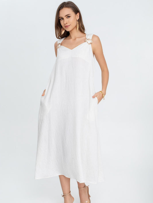 Vestido largo blanco fluido de tirantes con detalle metálico, corte suelto elegante y tejido ligero ideal para verano, look minimalista fresco y versátil perfecto para día a día o ocasiones especiales