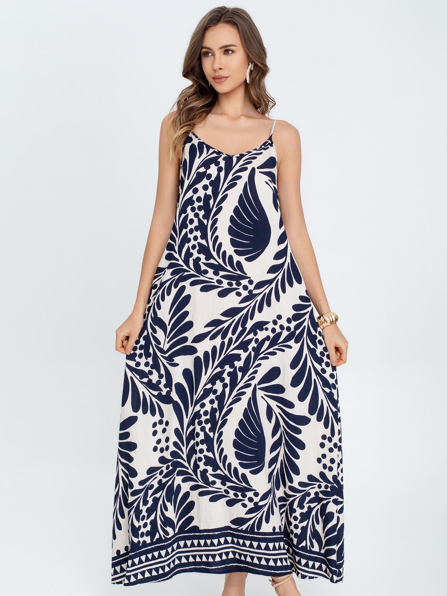 Vestido largo estampado hojas azul marino con tirantes finos, corte amplio fluido estilo boho elegante y tejido ligero ideal para verano