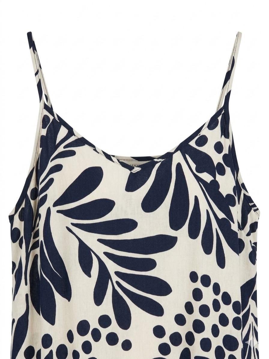 Vestido largo estampado hojas azul marino con tirantes finos, corte amplio fluido estilo boho elegante y tejido ligero ideal para verano