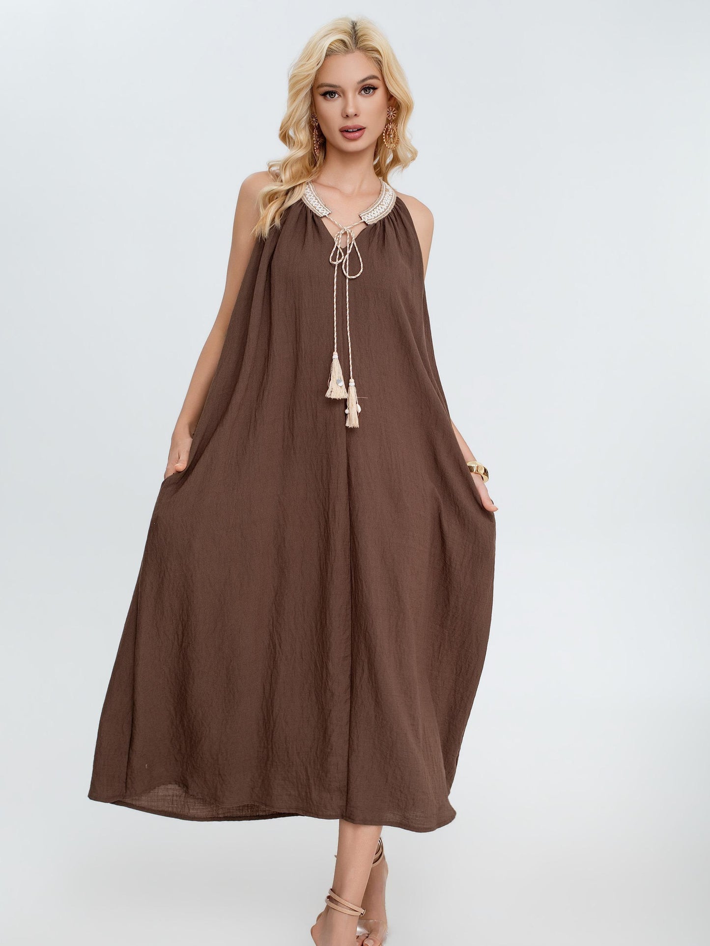 Vestido fluido con cuello halter decorado y detalle de lazo con borlas, corte amplio estilo boho elegante y tejido ligero ideal para verano