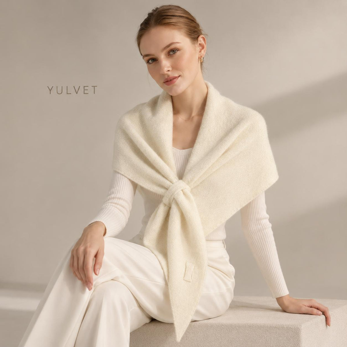YULVET Chal Triangular para Mujer de 100% Poliéster con Abertura Pasante y Puntas Alargadas, Textura Suave y Caída Natural, Pañuelo Envolvente Versátil para Llevar como Bufanda o Estola