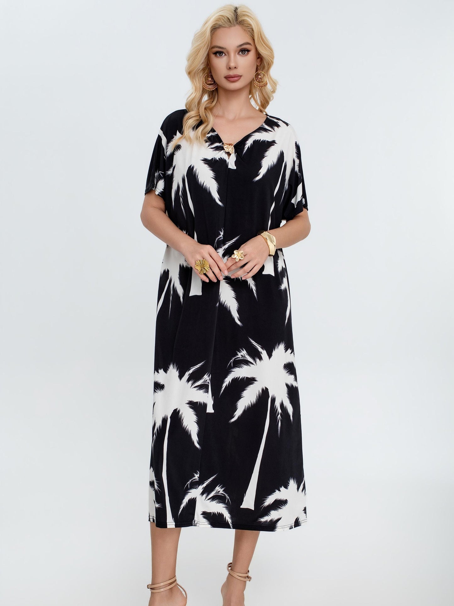 Vestido estampado tropical con escote en V y manga corta amplia, corte fluido oversize estilo elegante casual con tejido ligero ideal para verano