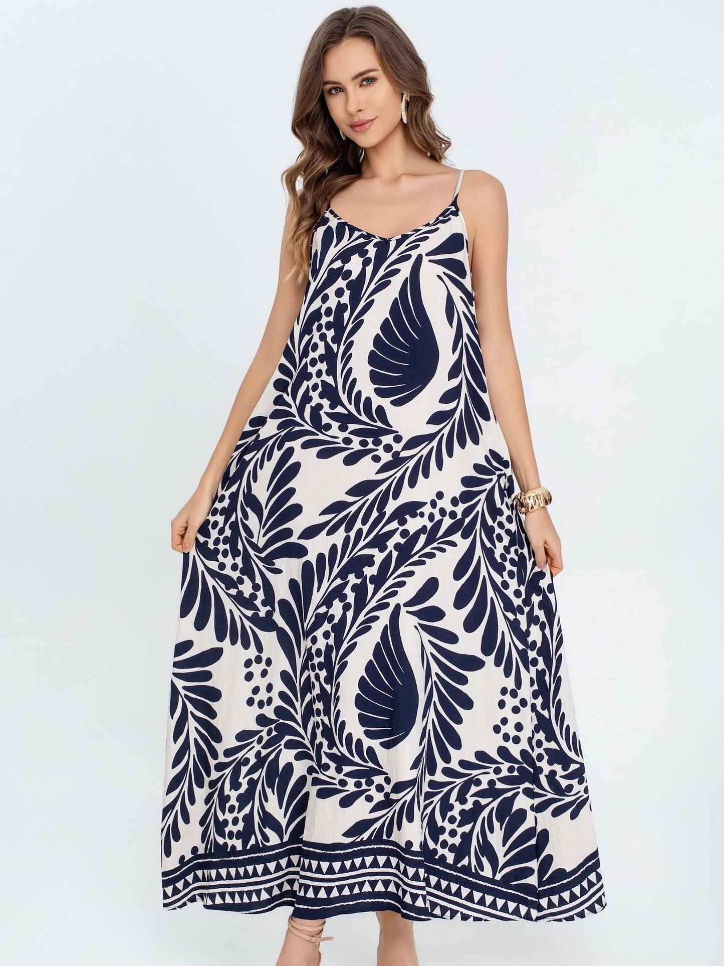 Vestido largo estampado hojas azul marino con tirantes finos, corte amplio fluido estilo boho elegante y tejido ligero ideal para verano