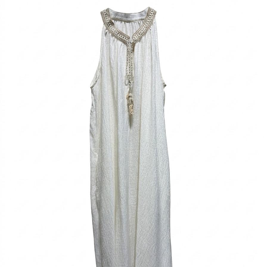 Vestido fluido con cuello halter decorado y detalle de lazo con borlas, corte amplio estilo boho elegante y tejido ligero ideal para verano