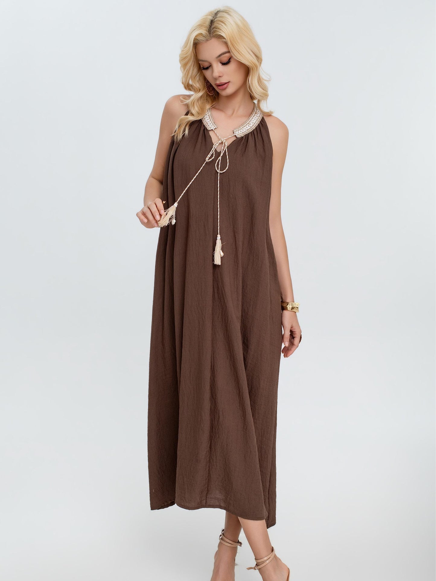 Vestido fluido con cuello halter decorado y detalle de lazo con borlas, corte amplio estilo boho elegante y tejido ligero ideal para verano
