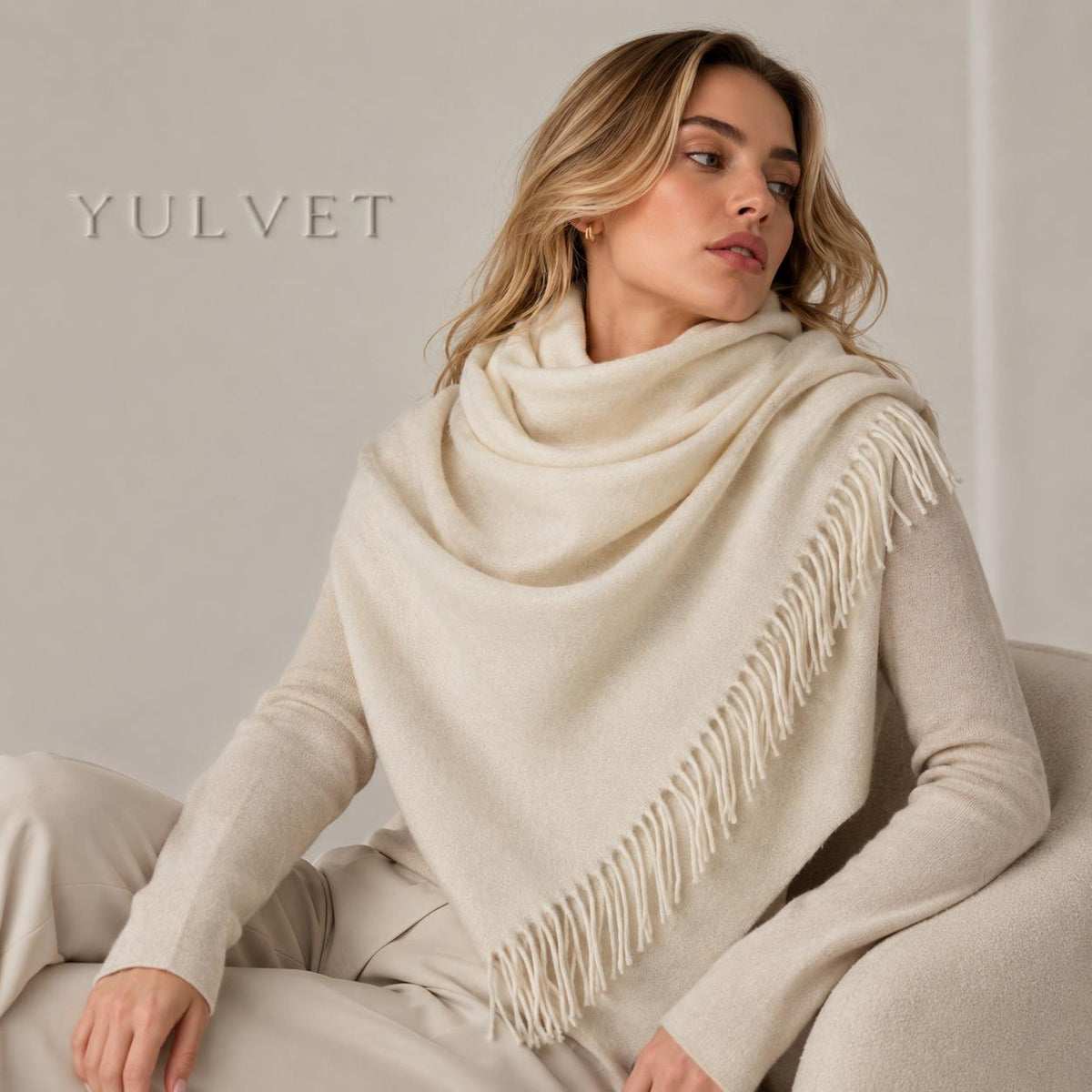 YULVET Pañuelo Triangular para Mujer de con Flecos en un Solo Lado, Bufanda Suave de Diseño Asimétrico y Caída Natural para Llevar al Cuello o como Chal sobre los Hombros