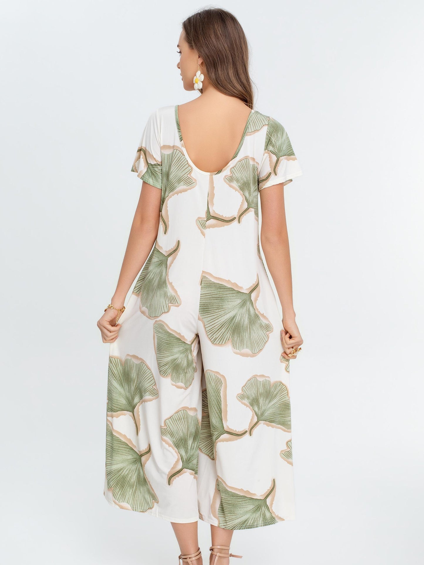 Mono largo fluido estampado con manga corta, escote redondo y pernera amplia estilo elegante con bolsillos laterales