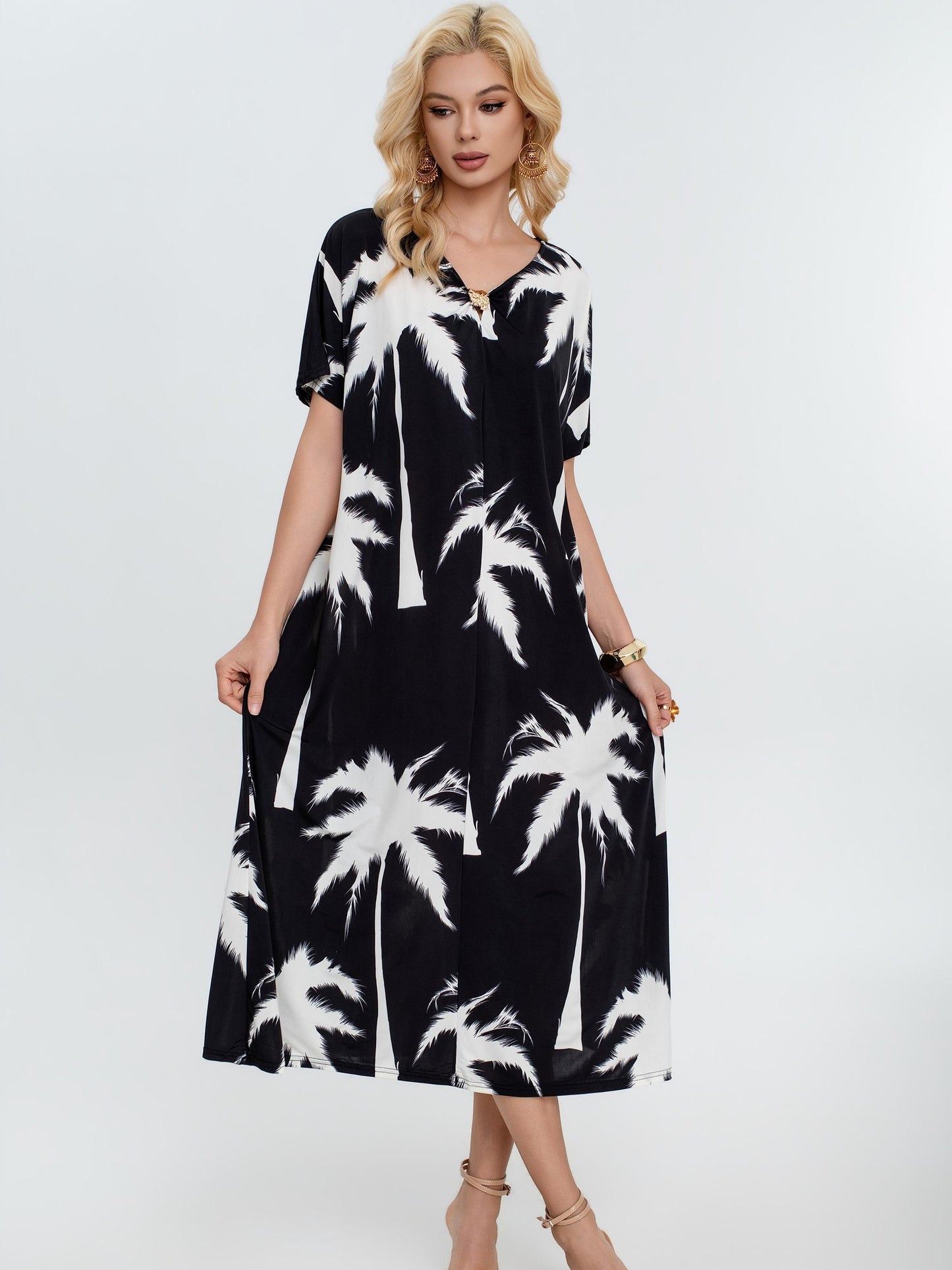 Vestido estampado tropical con escote en V y manga corta amplia, corte fluido oversize estilo elegante casual con tejido ligero ideal para verano