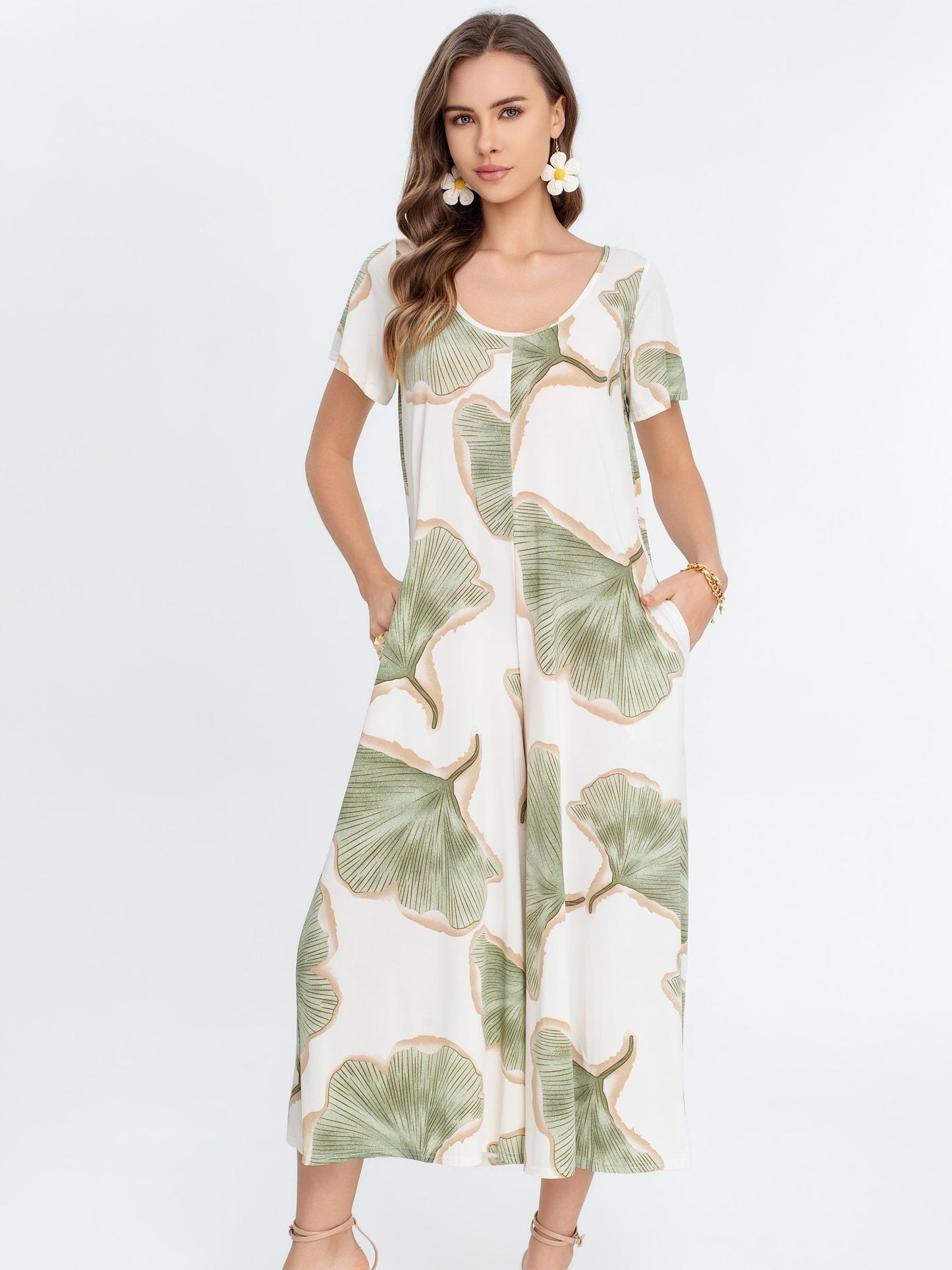 Mono largo fluido estampado con manga corta, escote redondo y pernera amplia estilo elegante con bolsillos laterales