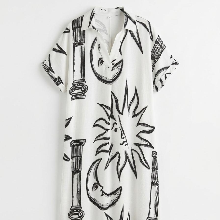 Vestido oversize estampado abstracto azul con cuello camisero y escote en V, manga corta amplia y bolsillos laterales, diseño fluido y elegante con tejido ligero y transpirable ideal para verano, look moderno y versátil perfecto para día a día
