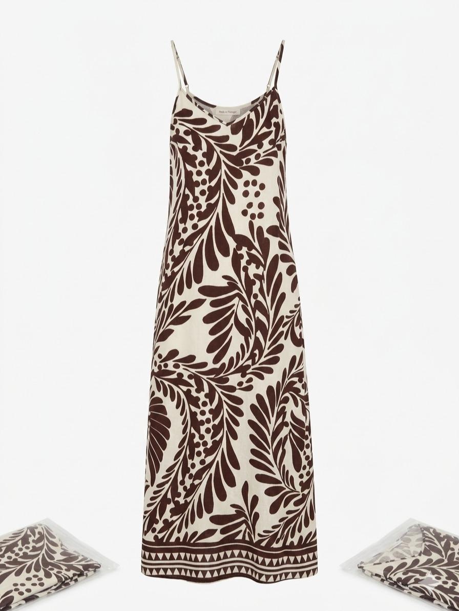 Vestido largo estampado hojas azul marino con tirantes finos, corte amplio fluido estilo boho elegante y tejido ligero ideal para verano