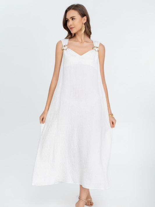 Vestido largo blanco fluido de tirantes con detalle metálico, corte suelto elegante y tejido ligero ideal para verano, look minimalista fresco y versátil perfecto para día a día o ocasiones especiales